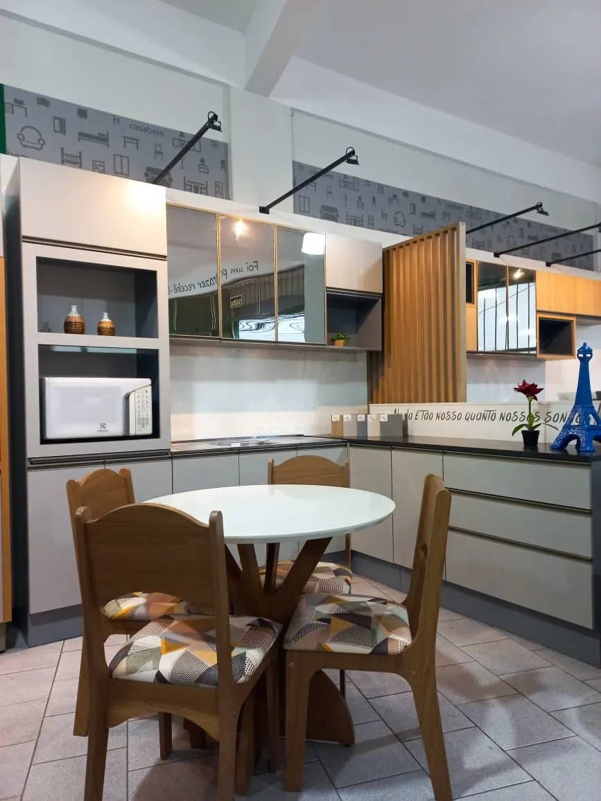 Cozinha com aéreos de vidro e mesa, montada no showroom