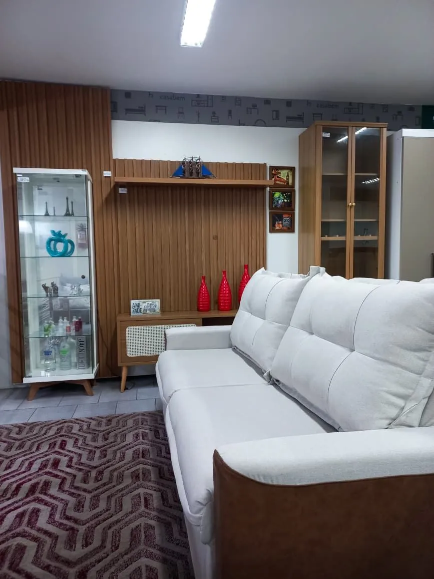 Painel ripado e cristaleira montados no showroom