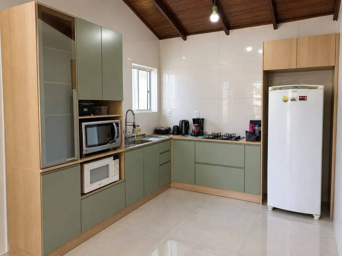 Cozinha planejada verde oliva com detalhes em madeira clara