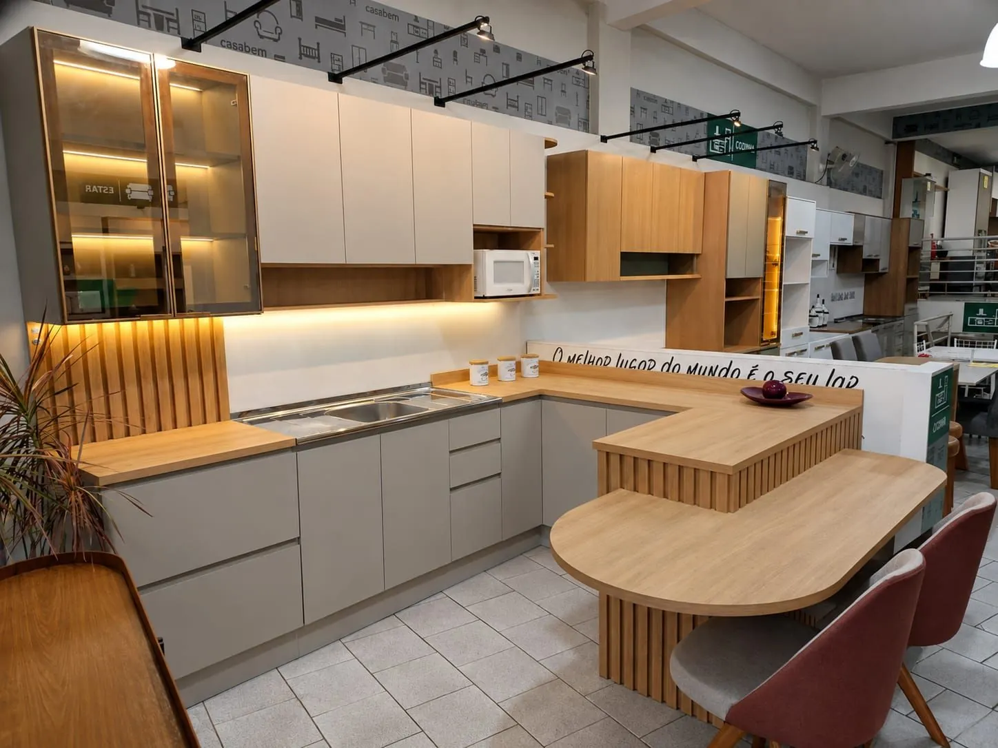 Showroom da Monte Castelo em Canoas, com cozinha planejada montada